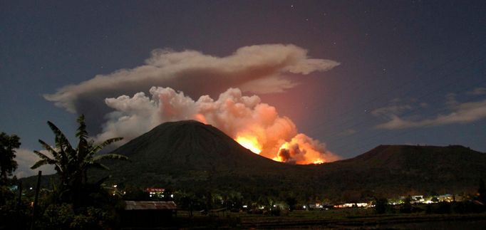 Indonéská sopka Mount Lokon se probudila