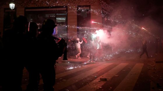 Výtržnosti marockých fanoušků v ulicích Paříže
