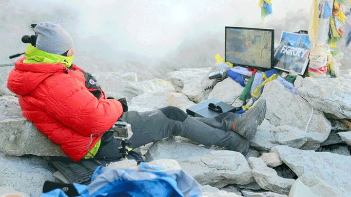 Pařba v Himálaji a místo ovladače banán. Tohle jsou ty nejbláznivější herní rekordy