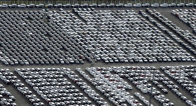 Mercedes cars for export, stand in a parking area at a shipping terminal in the harbour of the German northern town of Bremerhaven, late October 8, 2012. Germany's trade surplus widened in August after exports rose unexpectedly, according to data on Monday that underscored the resilience of Europe's largest and traditionally export-oriented economy despite the euro zone crisis. Picture taken October 8. REUTERS/Fabian Bimmer (GERMANY - Tags: TRANSPORT BUSINESS) Published: Říj. 9, 2012, 12:45 odp.