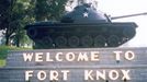 Tank u vstupu do pevnosti Fort Knox, Kentucky, USA, Nedatováno