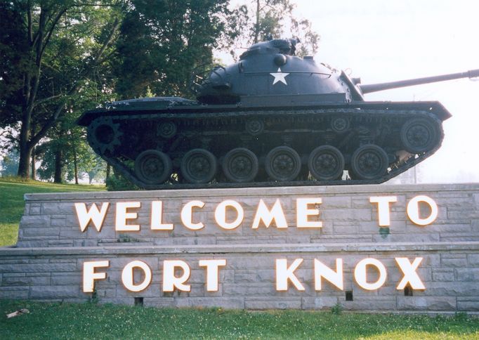 Tank u vstupu do pevnosti Fort Knox, Kentucky, USA, Nedatováno