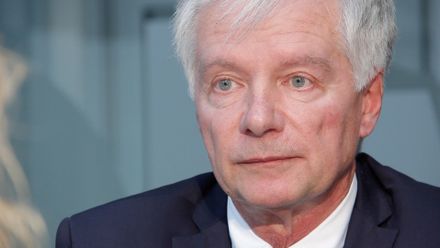 30 let po revoluci jsou v čele státu komunisti a estébáci, lidé jsou zmanipulovaní, tvrdí Sládek