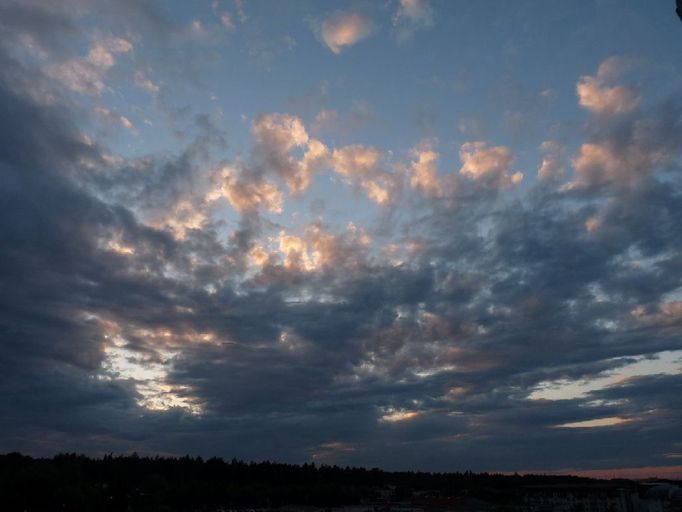 "Fotografie byla pořízená v Ostravě. Důvod? Každý den k večeru nám obloha předvádí své kousky a já je věrně zachycuji," napsala Veronika Olbrechtová.