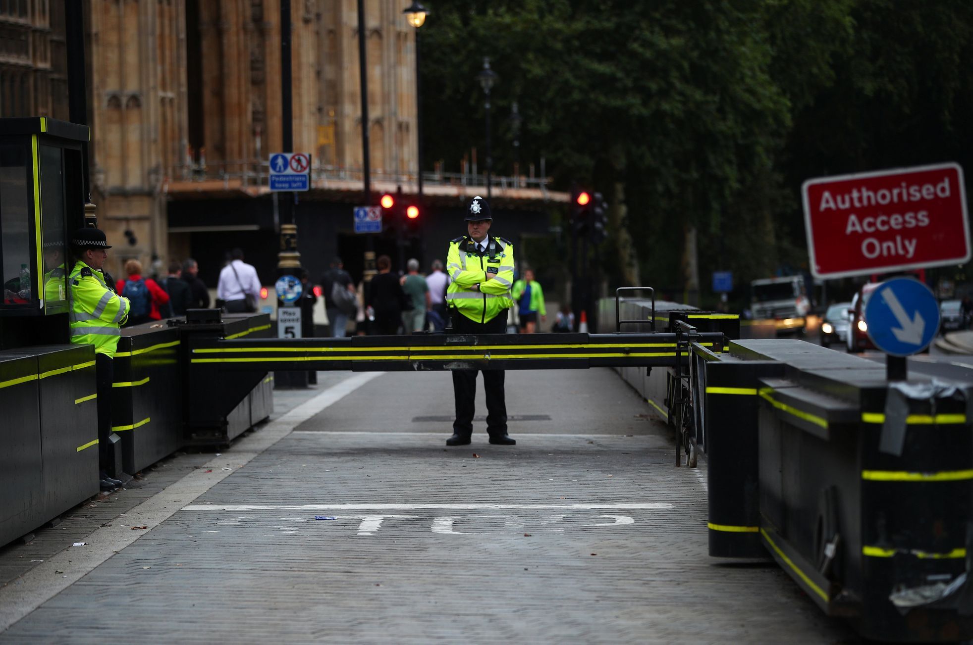 Britský policista u budovy parlamentu v Londýně poté, co Salih Khater najel do skupiny cyklistů.