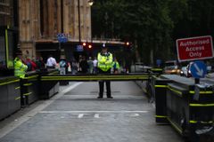 U britského parlamentu se muž polil hořlavinou, policie ho zadržela