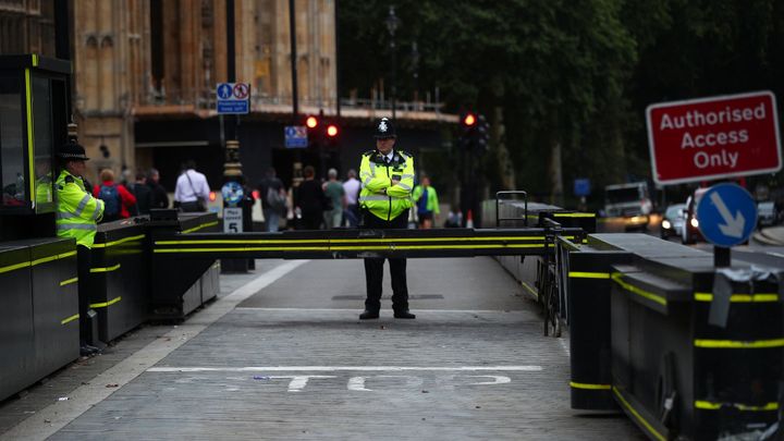 U britského parlamentu se muž polil hořlavinou, policie ho zadržela