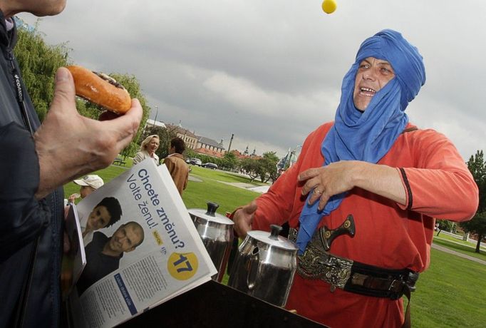 Exotiku si Jana Hybášková přivezla i na Klárov - Beduín vaří tuareg...