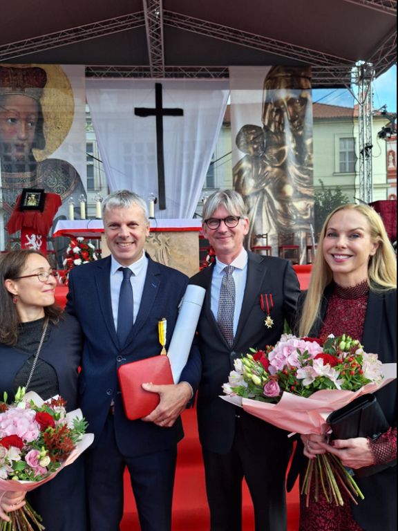 Spolu s Jiřím Strachem dostal ocenění i Antonín Randa z organizace Cesta 121 za dlouholetou pomoc kněžím v těžké životní situaci.