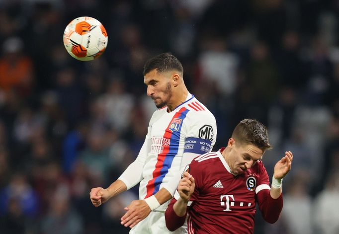 Houssem Aouar a Tomáš Wiesner v zápase EL Lyon - Sparta