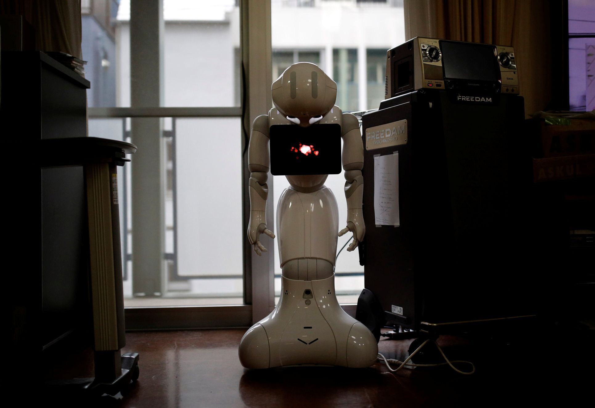 Japonsko, roboti pomáhají v péči o staré lidi