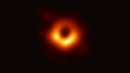 Vědci ukázali první snímek černé díry. Je těžká jako miliarda Sluncí, popisuje Bursa