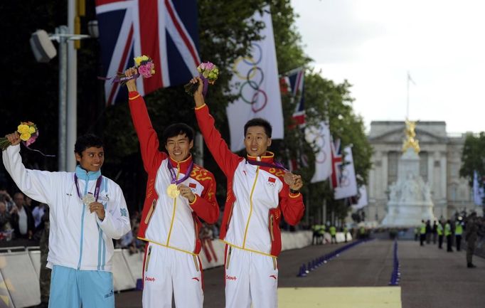 Medailisté v chůzi na 20 kilometrů. Zleva: Barrondo (Guatemala), Čchen Ting a  Wang Čen (oba Čína)