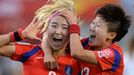 MS žen 2015: radost fotbalistek Jižní Koreje - Cho Sohyun (8) a  Kwon Hahnul