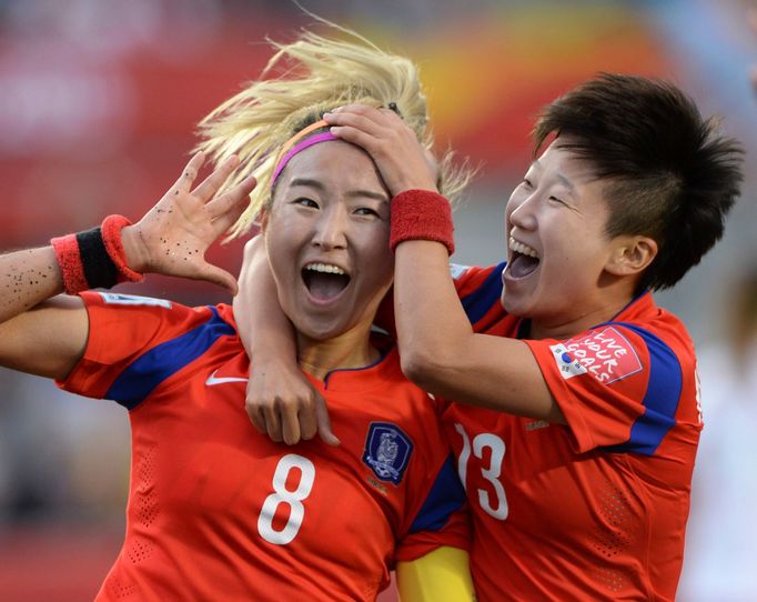 MS žen 2015: radost fotbalistek Jižní Koreje - Cho Sohyun (8) a  Kwon Hahnul