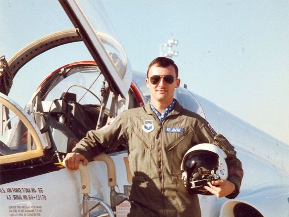 Peter Klavik u letounu USAF T-38 Talon