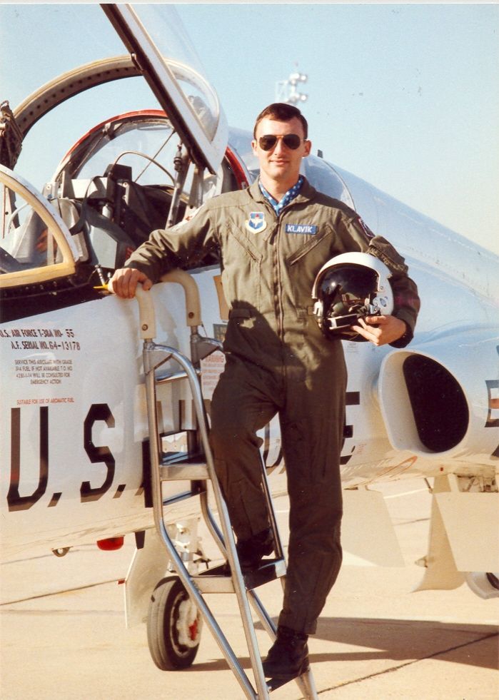 Peter Klavik u letounu USAF T-38 Talon