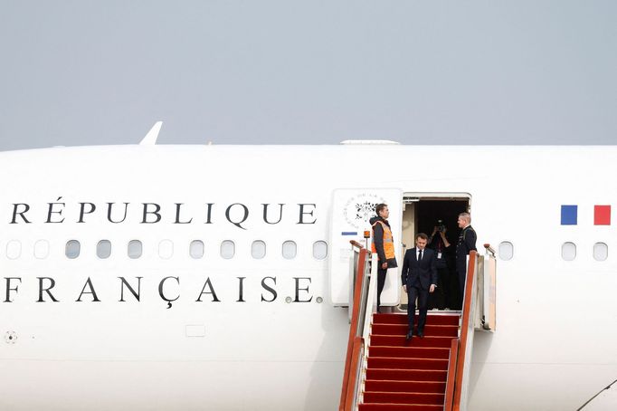 Emmanuel Macron po příletu na pekingské letiště.