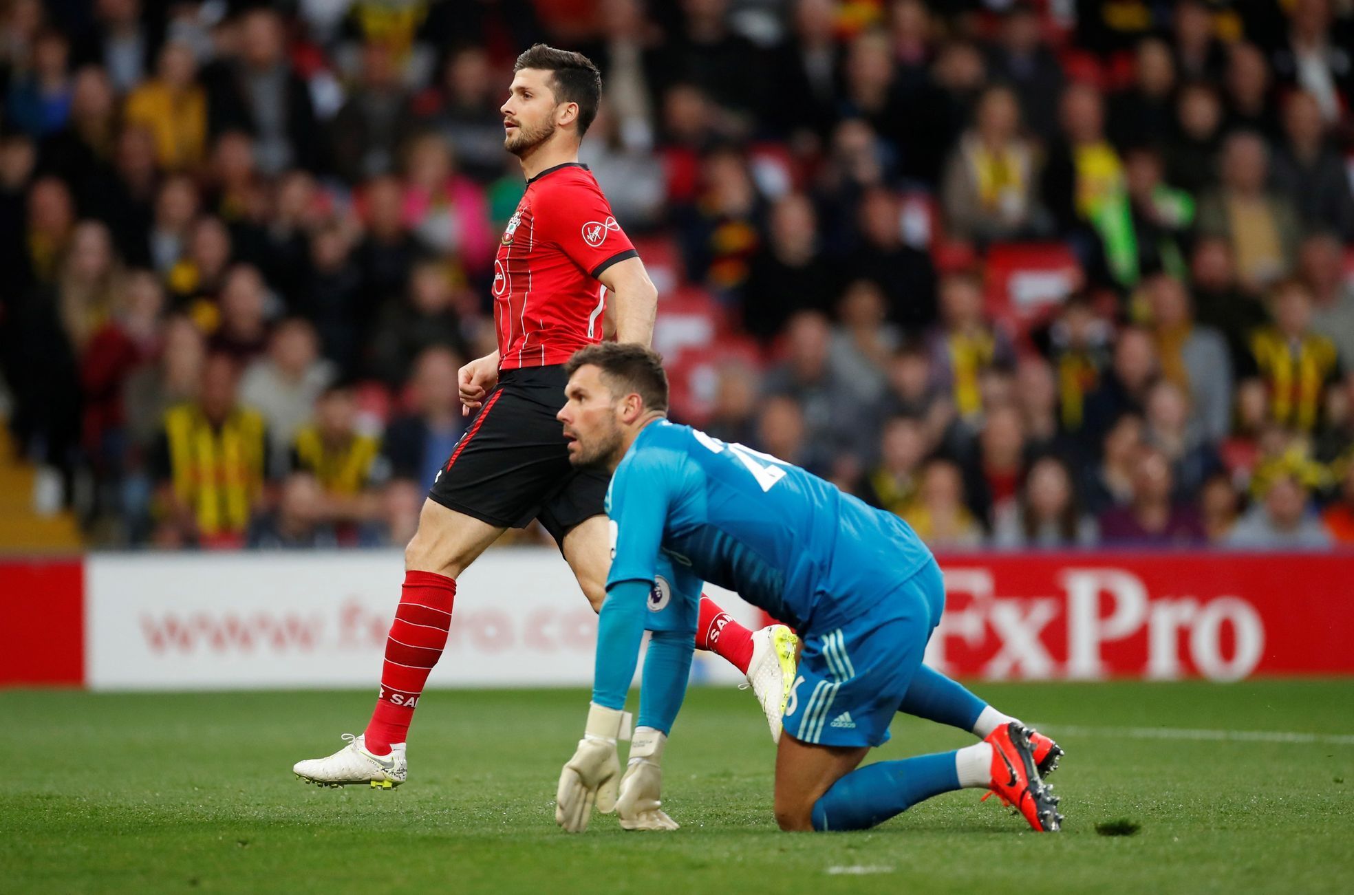 Útočník fotbalového Southamptonu Shane Long překonává nejrychlejším gólem v historii anglické Premier League brankáře Watfordu Bena Fostera