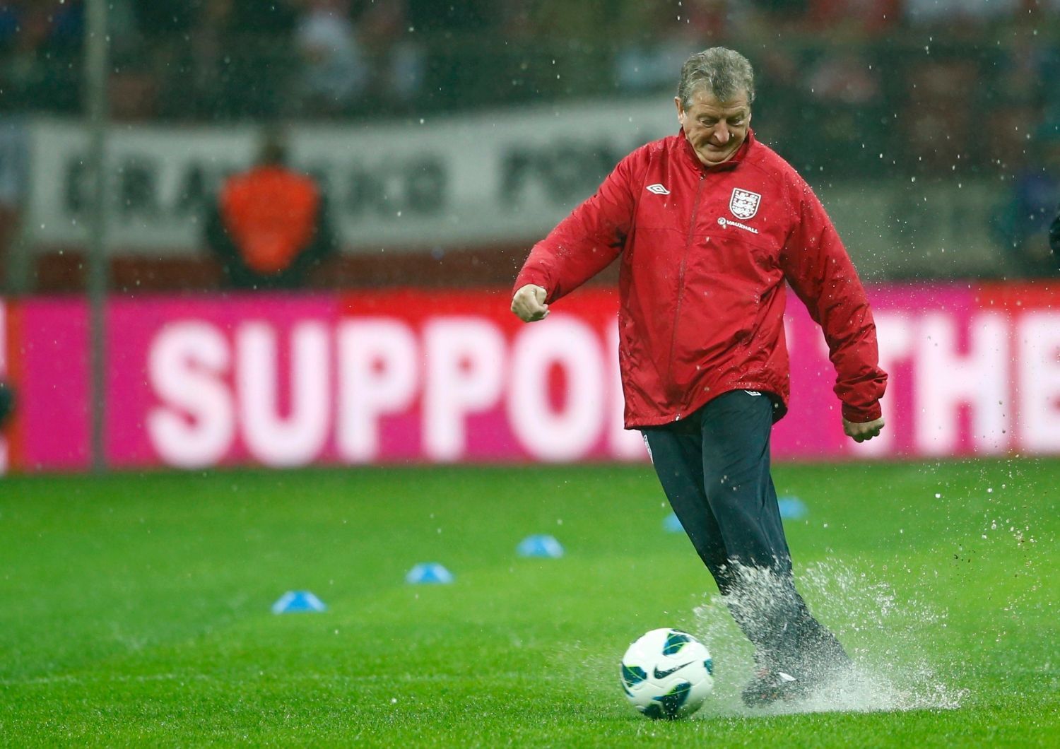 Déšť ve fotbalovém kvalifikačním utkání pro MS 2014 mezi Polskem a Anglií.