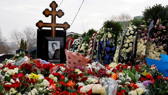 Snímek z Borisovského hřbitova, kde je uloženo tělo ruského opozičníka Alexeje Navalného, lidé jeho hrob obsypali květinami.