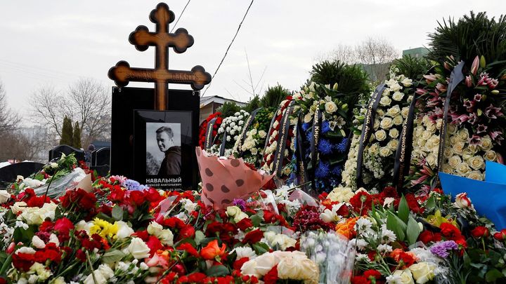 Policie v Rusku zadržela několik lidí, kteří chtěli uctít památku Alexeje Navalného