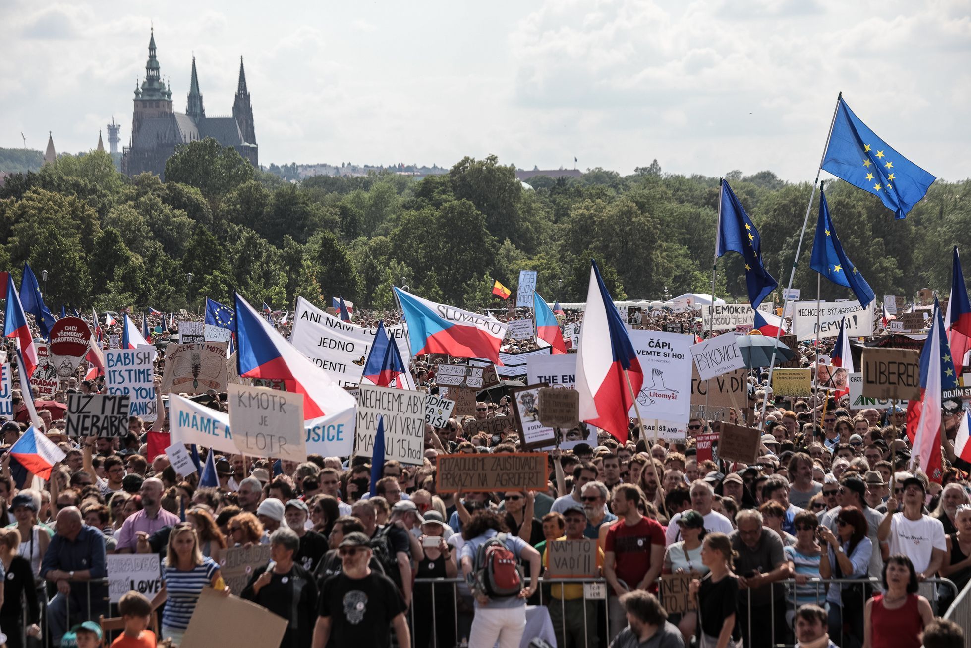 Demonstrace proti Babišovi na Letné