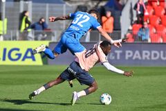 Tvrdá kritika rozhodčích. Jak toho faulu asi Matoušek dosáhl? divil se kouč Boleslavi