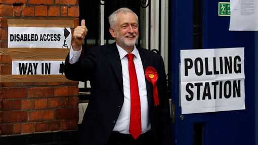 Jeremy Corbyn před volební místností.