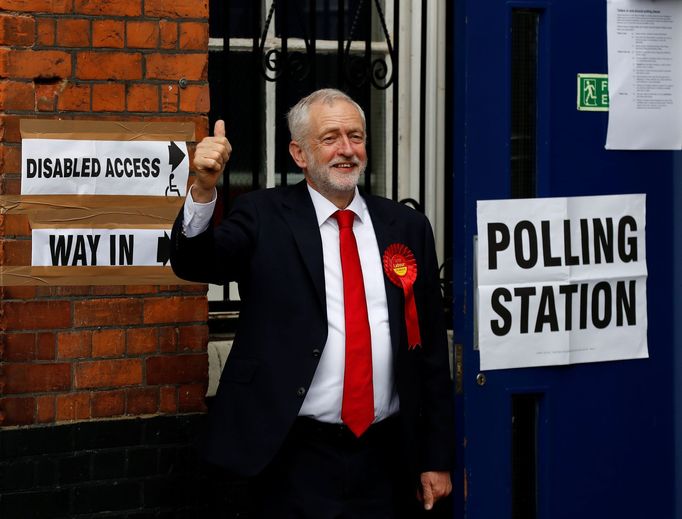 Jeremy Corbyn před volební místností.