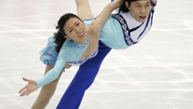 Čínský sportovní pár Čching Pchang (vlevo) a Ťian Tchung při krátkém programu na MS v Japonsku.