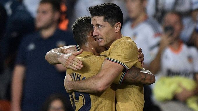 Rafinha a Lewandowski slaví rozhodující gól do sítě Valencie.