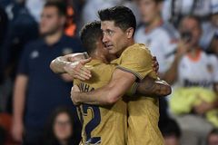 Lewandowski zařídil Barceloně gólem v nastavení vítězství ve Valencii