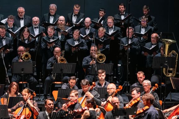 Ve druhé polovině večera k orchestru přibyl početný Český filharmonický sbor Brno.