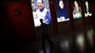 A man walks past portraits of Chinese leaders Mao Zedong (L-R), Deng Xiaoping, Jiang Zemin and Hu Jintao at the Revolution Museum in Jinggangshan, Jiangxi province, in this September 20, 2012 file photo. China's Communist Party has dramatically stepped up its training of the country's roughly 40 million party and government officials in the past decade. With public scrutiny of cadre behaviour growing via social media, the party is likely to call for continued, and deepened, cadre education at the upcoming 18th Party Congress. At the vanguard of this education drive, alongside a Central Party School in Beijing, are three "Executive Leadership Academies" which opened in 2005 for middle-ranking and senior officials in Shanghai, Yan'an and Jinggangshan. The curriculum covers Marxism, Leninism and Mao Zedong Thought, but students may also take finance courses, receive in-depth media training or role-play crisis management scenarios on everything from disease outbreaks to train wrecks. REUTERS/Carlos Barria/Files (CHINA - Tags: POLITICS SOCIETY) Published: Zář. 24, 2012, 2:15 odp.