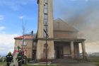 Hasiči ve středu ráno uhasili požár střechy husitského kostela v Mirovicích na Písecku.