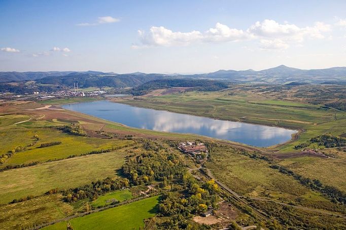 Milada se rozkládá na 252 hektarech. V oblasti vznikají dvě ještě větší jezera Medard a Most.