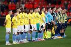 ...a Ukrajinu podpořili žlutým tričkem před úvodním hvizdem i fotbalisté Slavie.