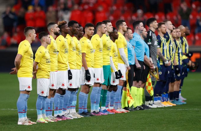 Fotbalisté Slavie v tričkách podporujících Ukrajinu před odvetou 2. kola EKL Slavia - Fenerbahce