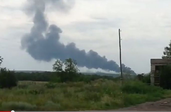 Trosky velkého dopravního letadla, které se zřítilo na Ukrajině.