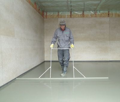 Urovnání litého cementového potěru CEMFLOW do požadované roviny podlahy