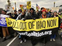 Demonstranti protestují v centru Washingtonu proti americké přítomnosti v Iráku.