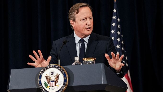 Britský ministr zahraničí David Cameron ve Washingtonu během společné tiskové konference s Antonym Blinkenem.