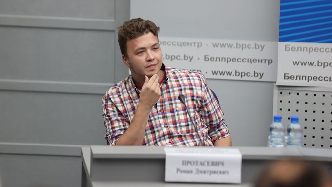 Na tiskové konferenci běloruského ministerstva vnitra vystoupil zadržený novinář Raman Pratasevič.