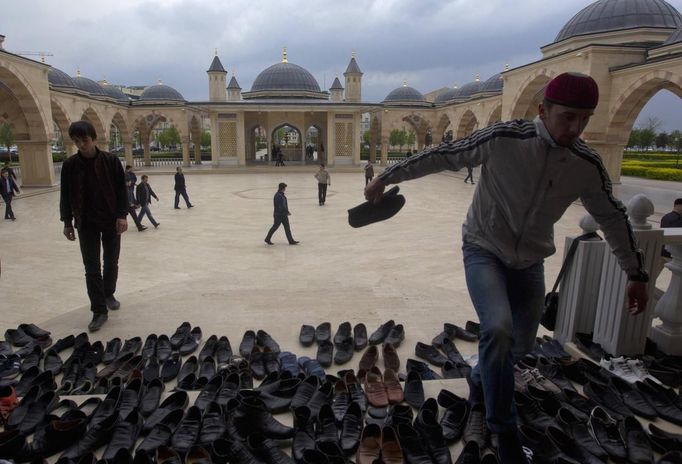 Muslim men arrive for Friday prayers at the central mosque in the Chechen capital Grozny April 26, 2013.The naming of two Chechens, Dzhokhar and Tamerlan Tsarnaev, as suspects in the Boston Marathon bombings has put Chechnya - the former site of a bloody separatist insurgency - back on the world's front pages. Chechnya appears almost miraculously reborn. The streets have been rebuilt. Walls riddled with bullet holes are long gone. New high rise buildings soar into the sky. Spotless playgrounds are packed with children. A giant marble mosque glimmers in the night. Yet, scratch the surface and the miracle is less impressive than it seems. Behind closed doors, people speak of a warped and oppressive place, run by a Kremlin-imposed leader through fear. Picture taken April 26, 2013. REUTERS/Maxim Shemetov (RUSSIA - Tags: SOCIETY POLITICS RELIGION) ATTENTION EDITORS: PICTURE 04 OF 40 FOR PACKAGE 'INSIDE MODERN CHECHNYA'. SEARCH 'REBUILDING CHECHNYA' FOR ALL IMAGES Published: Kvě. 1, 2013, 7:18 dop.