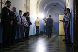 S přeplněností se přitom potýká každá česká věznice, v Borech to vedení alespoň zčásti řeší otevřením nových pěti cel, které přestavěli z nevyužívaného zdravotnického lůžkového oddělení.