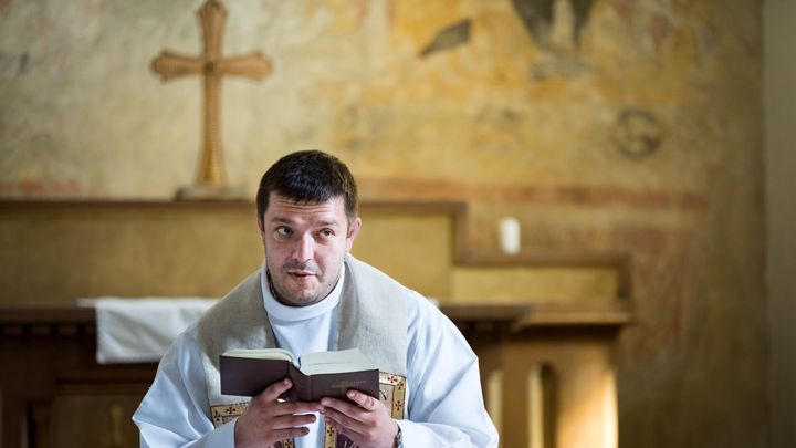 Každý Čech je nyní epidemiolog, společnost se rozdělila, říká katolický kněz Jírovec