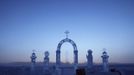 A view shows ice sculptures on the Lena river, constructed for the celebration of Orthodox Epiphany outside Yakutsk in the Republic of Sakha, northeast Russia, January 17, 2013. The coldest temperatures in the northern hemisphere have been recorded in Sakha, the location of the Oymyakon valley, where according to the United Kingdom Met Office a temperature of -67.8 degrees Celsius (-90 degrees Fahrenheit) was registered in 1933 - the coldest on record in the northern hemisphere since the beginning of the 20th century. Yet despite the harsh climate, people live in the valley, and the area is equipped with schools, a post office, a bank, and even an airport runway (albeit open only in the summer). Picture taken January 17, 2013. REUTERS/Maxim Shemetov (RUSSIA - Tags: SOCIETY TPX IMAGES OF THE DAY ENVIRONMENT RELIGION) ATTENTION EDITORS: PICTURE 17 OF 27 FOR PACKAGE 'THE POLE OF COLD' SEARCH 'MAXIM COLD' FOR ALL IMAGES Published: Úno. 18, 2013, 11:26 dop.