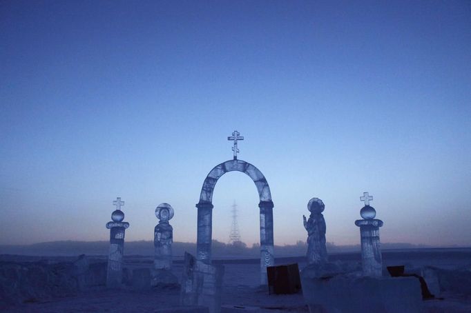 A view shows ice sculptures on the Lena river, constructed for the celebration of Orthodox Epiphany outside Yakutsk in the Republic of Sakha, northeast Russia, January 17, 2013. The coldest temperatures in the northern hemisphere have been recorded in Sakha, the location of the Oymyakon valley, where according to the United Kingdom Met Office a temperature of -67.8 degrees Celsius (-90 degrees Fahrenheit) was registered in 1933 - the coldest on record in the northern hemisphere since the beginning of the 20th century. Yet despite the harsh climate, people live in the valley, and the area is equipped with schools, a post office, a bank, and even an airport runway (albeit open only in the summer). Picture taken January 17, 2013. REUTERS/Maxim Shemetov (RUSSIA - Tags: SOCIETY TPX IMAGES OF THE DAY ENVIRONMENT RELIGION) ATTENTION EDITORS: PICTURE 17 OF 27 FOR PACKAGE 'THE POLE OF COLD' SEARCH 'MAXIM COLD' FOR ALL IMAGES Published: Úno. 18, 2013, 11:26 dop.