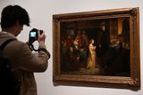 Na snímku z výstavy děl Josefa Mánesa je obraz Setkání Petrarcy s Laurou v Avignonu roku 1327, 1845 až 1846.